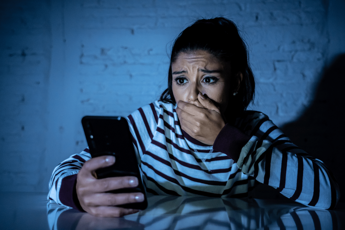 Stalk là gì? Khi tò mò về người khác dễ biến thành thói quen khó dừng