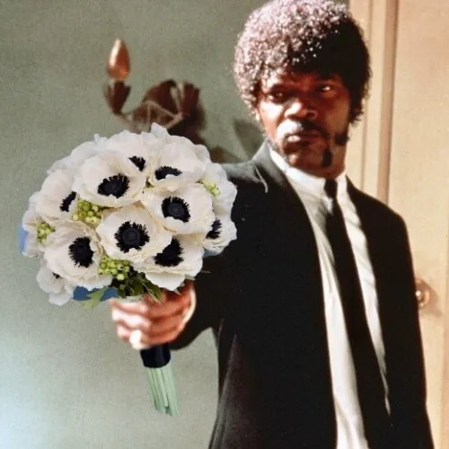 Ảnh troll hoa tươi kèm thiệp nhỏ rất duyên.