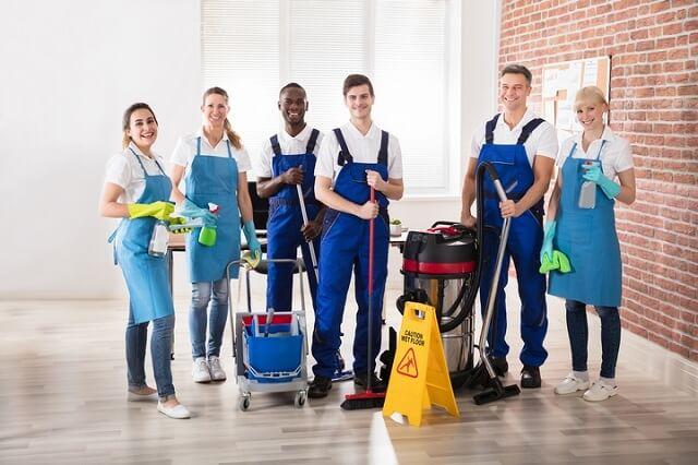 Đôi tay như những cây cọ ma thuật - mỗi động tác đều đặn biến chuyển không gian từ tối tăm thành trong lành, tạo nên sự khác biệt rõ rệt chỉ qua sự chăm chỉ và tận tâm. Đôi tay như những cây cọ ma thuật - mỗi động tác đều đặn biến chuyển không gian từ tối tăm thành trong lành, tạo nên sự khác biệt rõ rệt chỉ qua sự chăm chỉ và tận tâm.