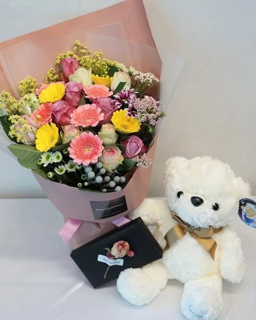 Ảnh chế đoá xinh mang ánh vàng mai Tết.