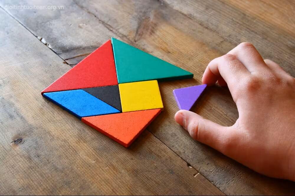 Tangram như một bài thơ hình học, mỗi mảnh ghép là một vần điệu tạo nên nhịp điệu không gian.