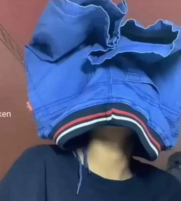 Meme người đội quần né ánh nhìn sau sự cố bất ngờ