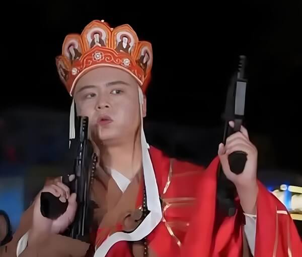 Đường Tăng hiền lành cầm súng lục với vẻ mặt ngây thơ đầy tương phản