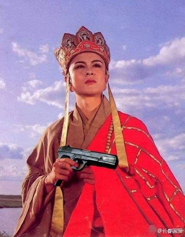 Nhà sư tốt bụng giương súng trong tư thế chiến đấu chuyên nghiệp