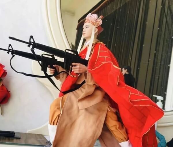 Đường Tăng cầm súng máy với thái độ lạnh lùng không tưởng