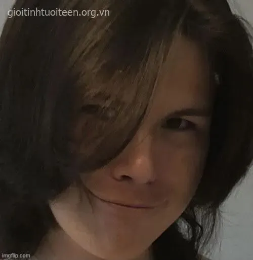 Meme chế nét mặt cười khẩy kèm cú liếc nghiêng thắng thế tinh vi