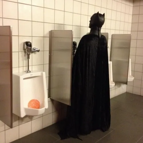 Hình meme hài Người dơi khoe khí chất cô độc trên tháp