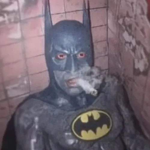 Ảnh chế Bruce Wayne lộ dây móc vàng trong ánh tối