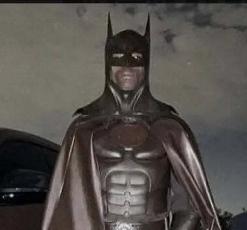 Hình meme hài Người dơi giương huy hiệu dơi ngực sắc nét