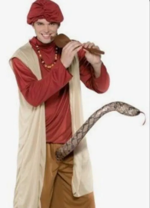 Ảnh troll loài bò sát nhấn mạnh họa tiết vảy nổi bật.