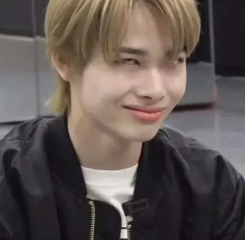 Khoảnh khắc ánh mắt nhếch mép pha đểu khó chịu tạo áp lực ngầm