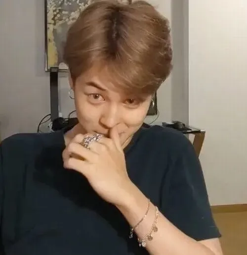 Ảnh troll ánh mắt cười khinh khỉnh phả ra thái độ kênh kiệu