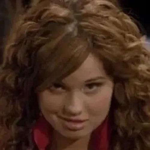 Ảnh chế biểu cảm cười châm chọc tạo thái độ phán xét rõ rệt