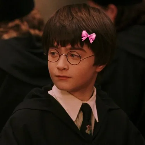 Hình meme hài Ron Weasley ôm chổi bay lảo đảo một đường