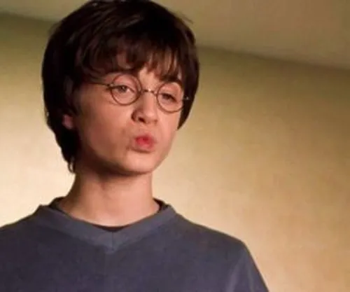 Meme Harry Potter đứng giữa đại sảnh đường với dấu sẹo chớp sáng nhẹ