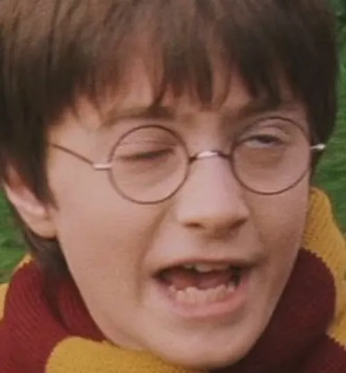 Meme Harry Potter thở dài trước sân Quidditch rộng thênh