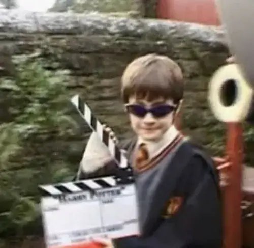 Meme Thằng Nhóc Đội Kính bước qua Hogwarts với trái tim nhân hậu