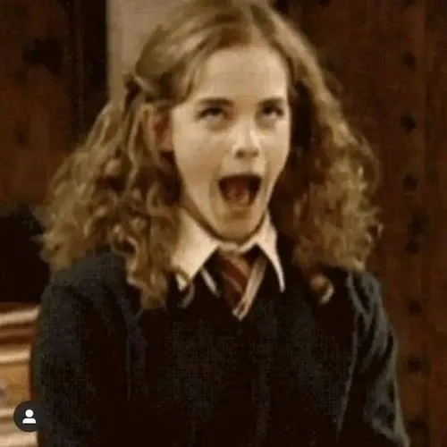 Hình meme hài Hermione Granger xoay bùa chú làm tóc rối tung