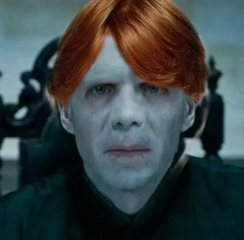 Meme Cậu Bé Sống Sót đứng trong phòng luyện độc dược nghiêm túc