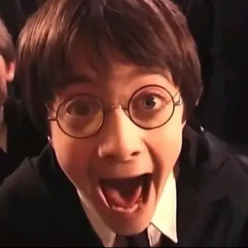 Meme Hermione Granger ôm thư mời nhập học đầy tự hào