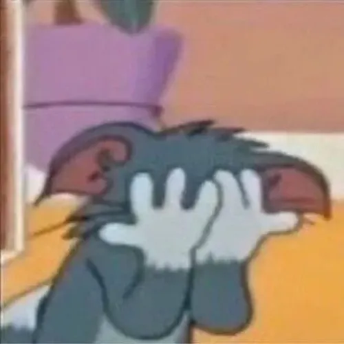 Meme chế mèo Tom phác họa hành động rình rồi lao tới nhưng đơ người ngay sau đó