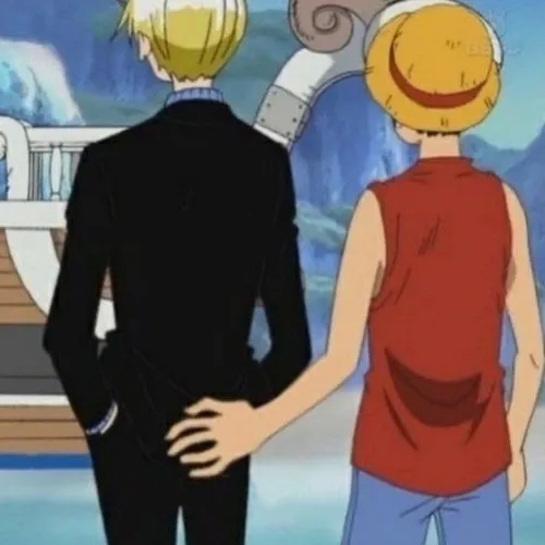 Ảnh hài chiến binh giải phóng cong người tạo dáng kỳ lạ trên đảo gió sáng.