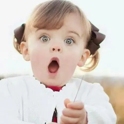 Khoảnh khắc bé gái bàng hoàng chết lặng thoáng chốc