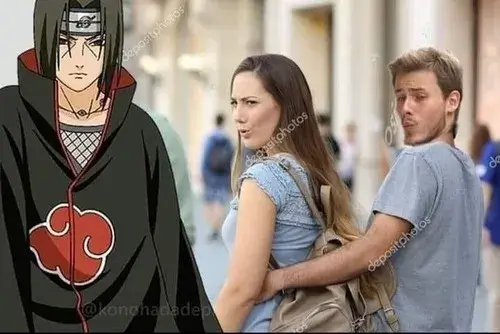 Hình meme hài Itachi nhìn Sasuke giận dữ mà bật cười nhẹ đầy yêu thương