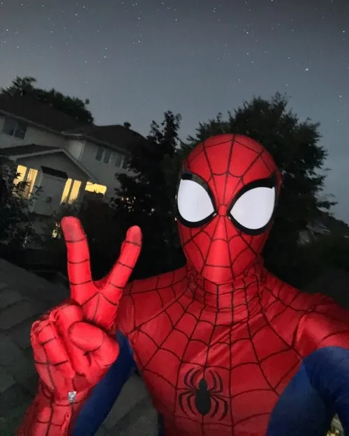 Meme người nhện lao ra khung cửa mô tả xoay vòng né đòn liên tục