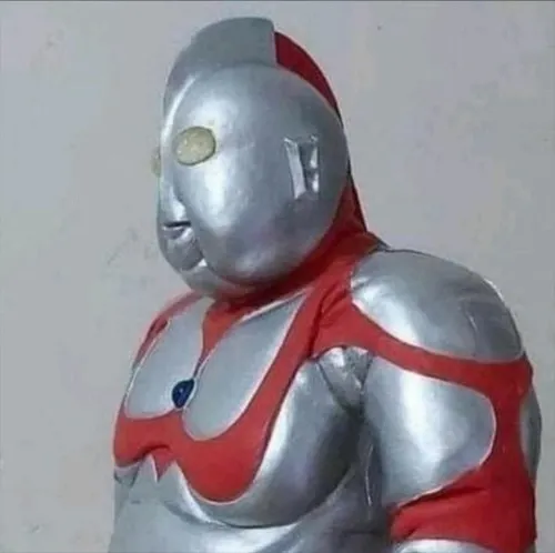 Màu bạc đỏ quen thuộc của Ultraman khiến meme đời sống càng thêm đối nghịch