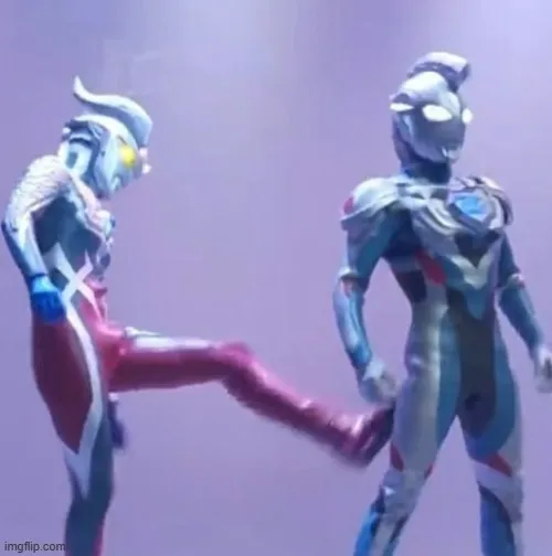 Meme siêu nhân điện quang gợi dáng đứng thẳng kèm mắt vàng phát sáng