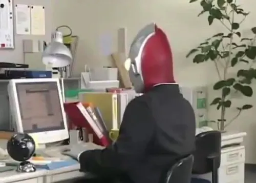 Meme siêu nhân điện quang tại chiến trường tháp truyền hình