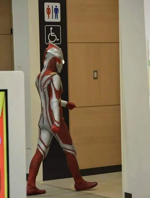 Ảnh meme vui Nebula M78 làm nền cho dáng phóng tia