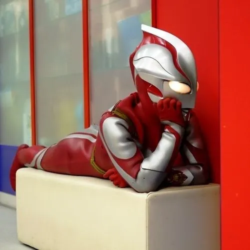 Meme hài Ultraman nêu rõ Color Timer xanh đỏ nổi bật trên giáp ngực