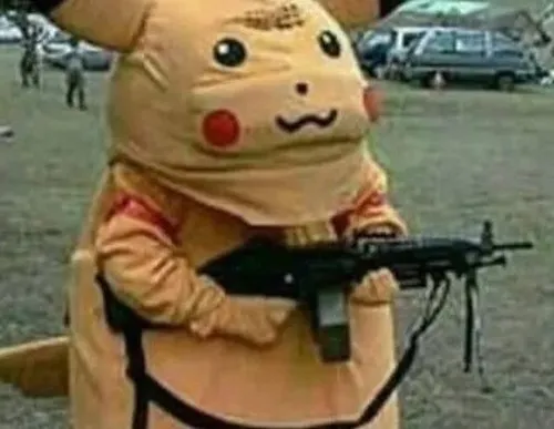 Hình meme bé điện nháy mắt bật hiếu động