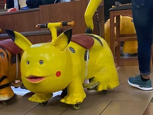 Meme chế Pikachu gắn với chuột điện má đỏ