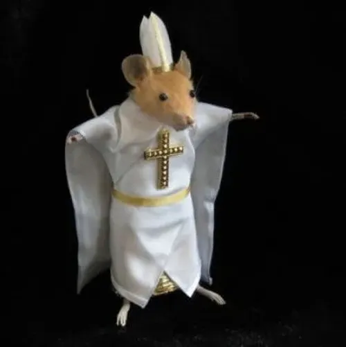 Khi tâm trạng giật mình liên tục meme chuột cầm thánh giá thể hiện rất rõ.