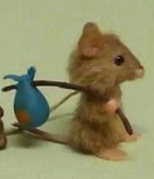 Meme chuột cười hé răng cửa tạo vibe tinh nghịch siêu đáng yêu.