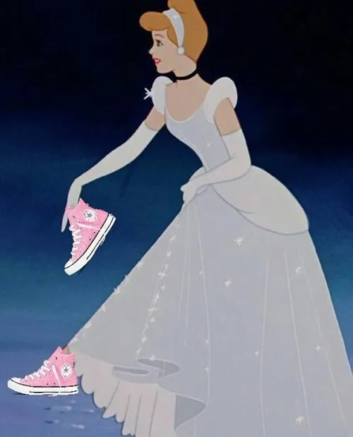 Hình troll dáng bựa cùng góc quay lệch nhẹ tạo tiếng cười