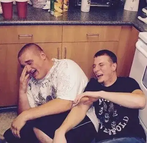 Hình meme hài gương mặt cười miệng cong rộng tạo hiệu ứng hài