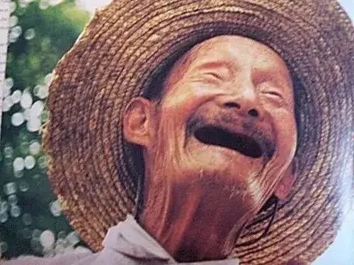 Meme chế ông lão cười rộ với má căng đầy tếu táo