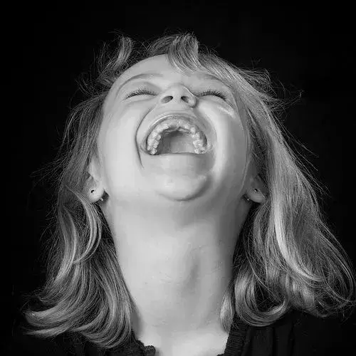 Hình chế meme vui bật cười với nụ cười phóng đại khuôn mặt duyên dáng