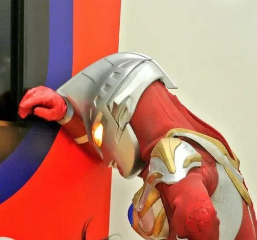 Ảnh troll chiến binh ánh sáng mô tả thao tác phóng tia rõ nét