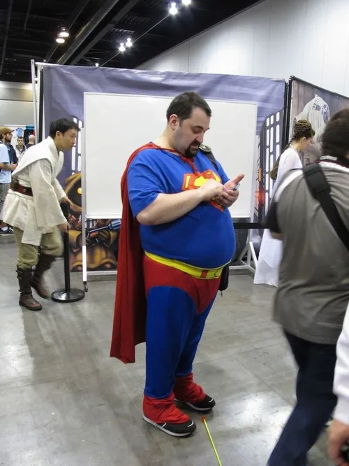 Ảnh hài Superman che chắn dân thường đầy nhân hậu