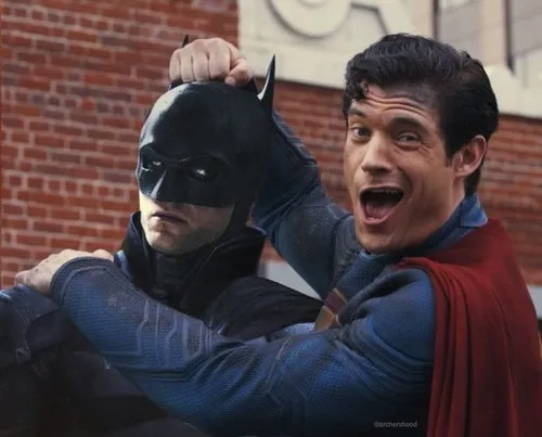 Meme Superman khoe cơ bắp thép còn Batman đứng cạnh cau mày khó chịu