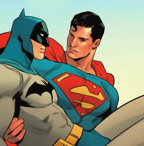 Ảnh chế Batman đứng nghiêm túc Superman phía sau làm mặt ngố