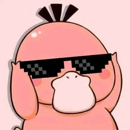 Ảnh troll vịt nhỏ nhấn biểu cảm lớ ngớ giữa bờ cỏ xanh.