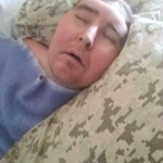 Người bạn chống tay che miệng ngáp dài Người bạn chống tay che miệng ngáp dài