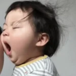 Em bé ngáp ngủ dễ thương Em bé ngáp ngủ dễ thương