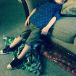 Gương mặt buồn ngủ bên bàn làm việc Gương mặt buồn ngủ bên bàn làm việc